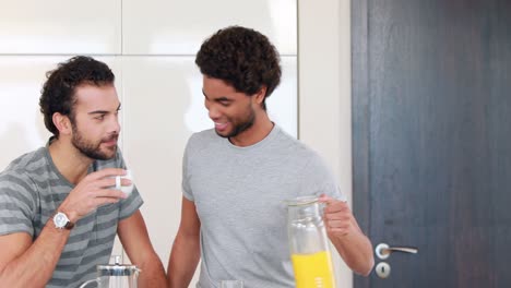 pareja gay bebiendo en la cocina