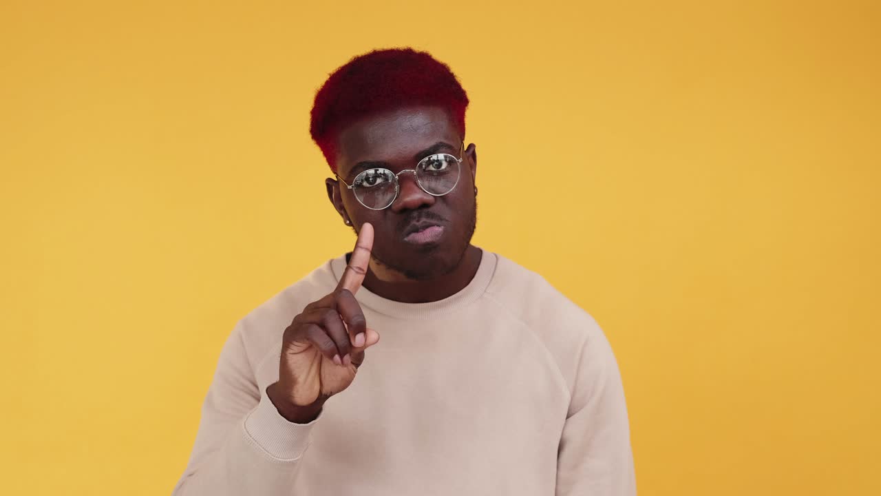 hombre insatisfecho gesto de desaprobación gif bucle