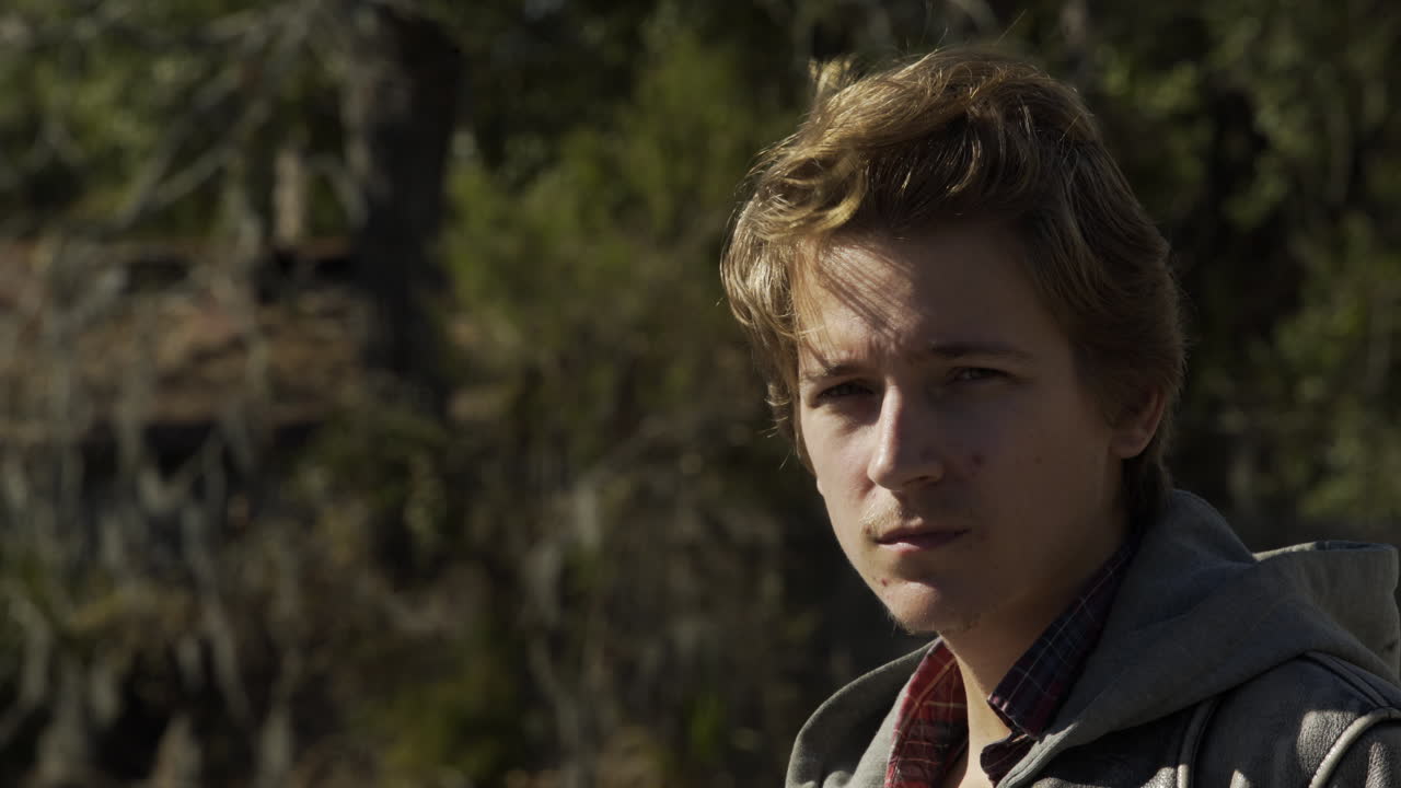 고민에 빠진 청년은 밖에서 고민하고, 멀리 걸어가고, 가까이에 서 있다