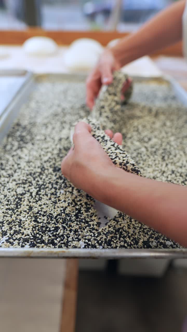 베이커가 세자미 씨를 넣은 을 형성하는 것