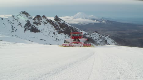 Bergpistenraupe-Fährt-Bergab-Und-Hinterlässt-Eine-Flache-Cordoberfläche,-Mt.-Ruapehu