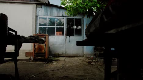 Puertas-De-Taller-De-Casa-Antigua-Con-Maquinaria-Oxidada-En-Frente