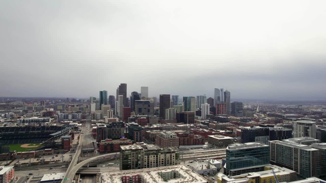 Horizonte del centro de Denver, Colorado, rodeado por el paisaje urbano.
