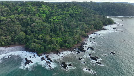 El-Océano-Pacífico-Se-Encuentra-Con-La-Costa-Rocosa-Y-La-Selva