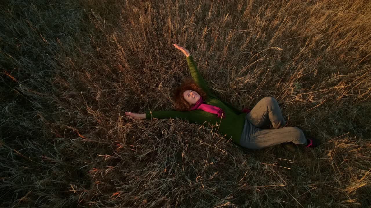 해가 지는 동안 에서 휴식을 취하는 여자