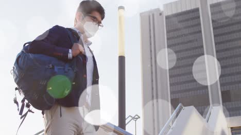 Video-De-Luces-De-Colores-Sobre-Un-Hombre-Asiático-Con-Mascarilla-Caminando-Al-Trabajo-En-La-Calle