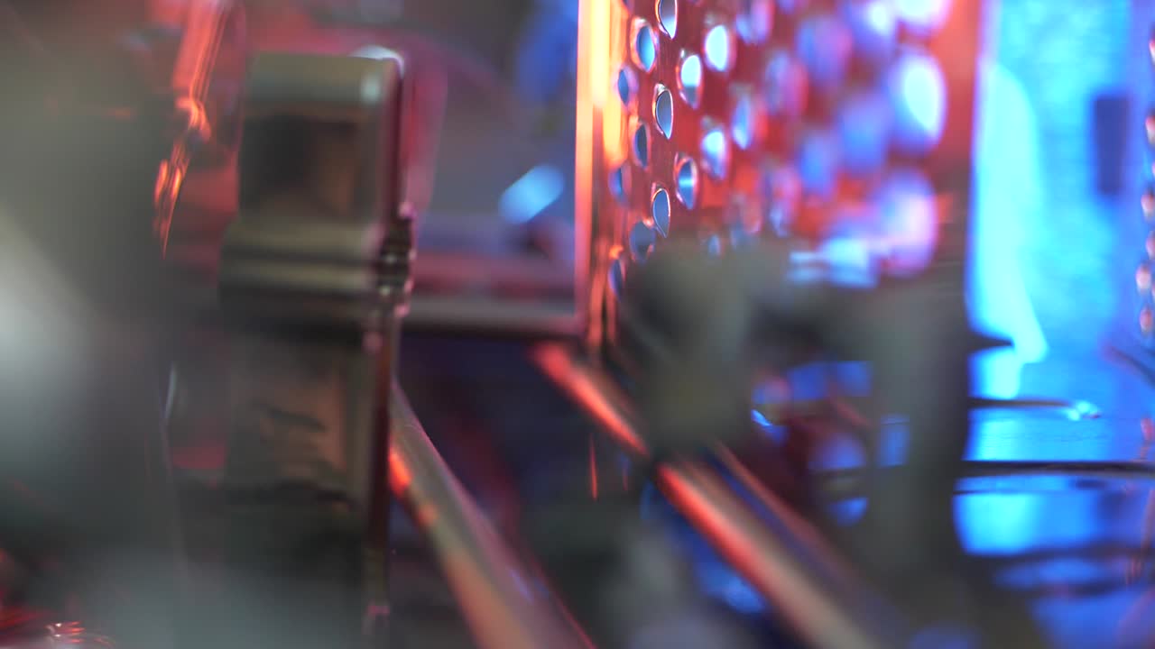 금속 물체를 통해 노래하는 파란색과 빨간색 조명, 추상