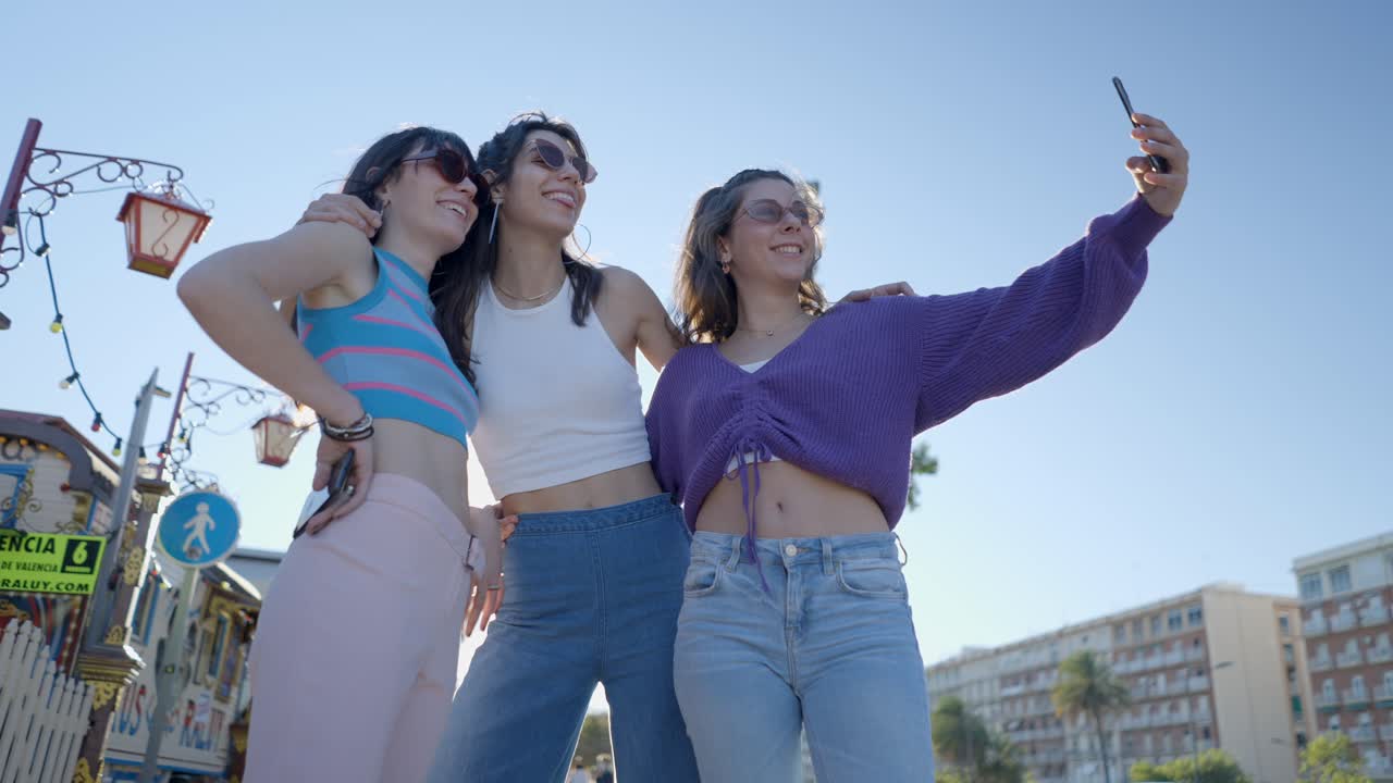 Tres chicas tomándose una selfie