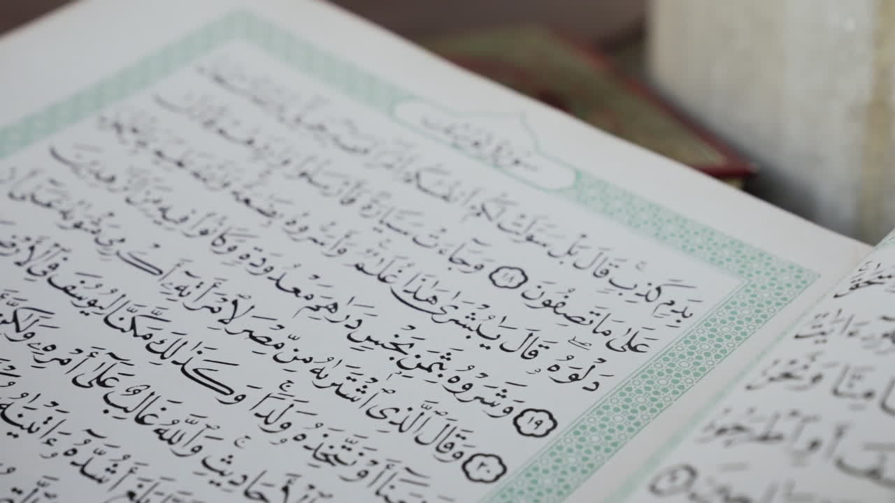 tiro macro del libro árabe en la mezquita ralentizando el movimiento hacia atrás, cámara lenta