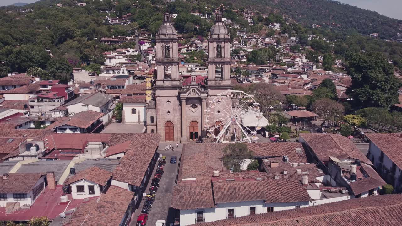 retrato del frente de la iglesia principal en el centro de valle de bravo, estado de méxico