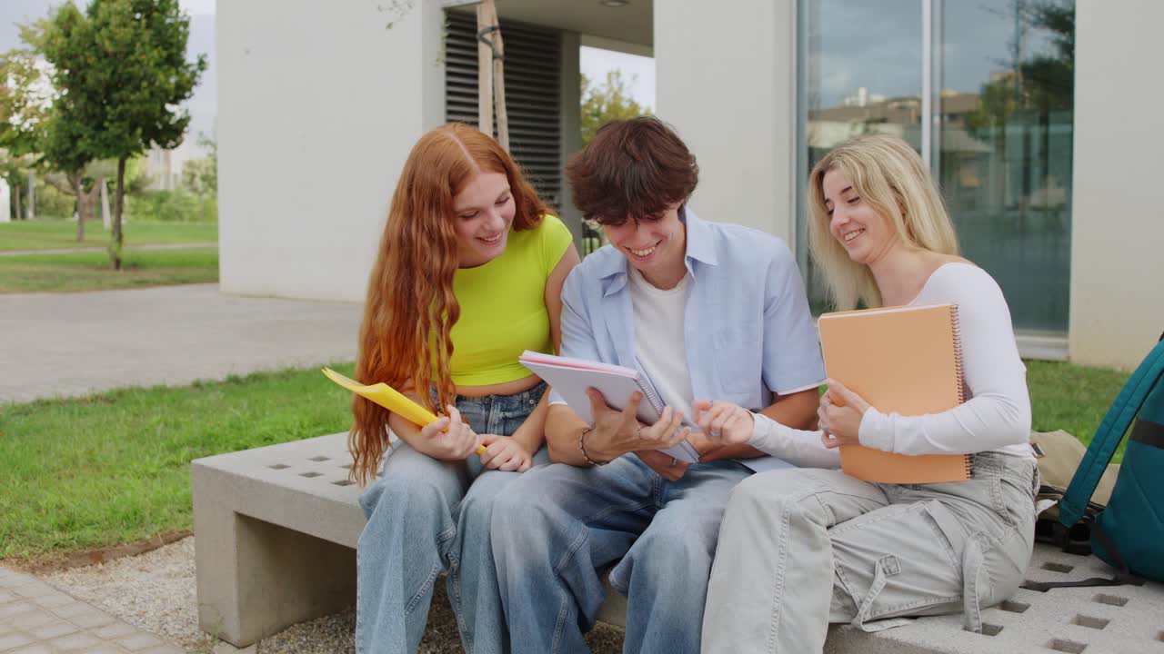 Studenter som studerer på campus