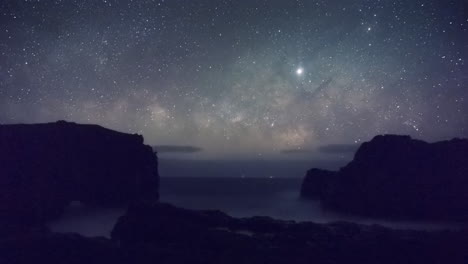 Lapso-De-Tiempo-De-La-Vía-Láctea-Que-Sube-En-El-Nivel-Del-Mar-En-Una-Playa-En-La-Isla-De-La-Palma