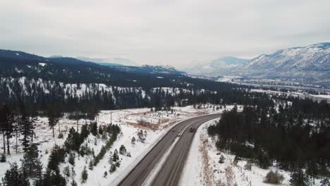 viaje por la autopista 97: vista aérea de un camión cisterna de combustible que viaja entre kamloops y vernon con pintorescas montañas en la distancia