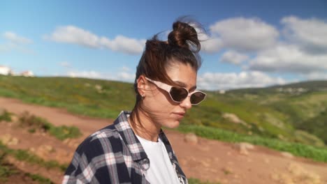 mujer caminando a lo largo de un sendero costero pintoresco