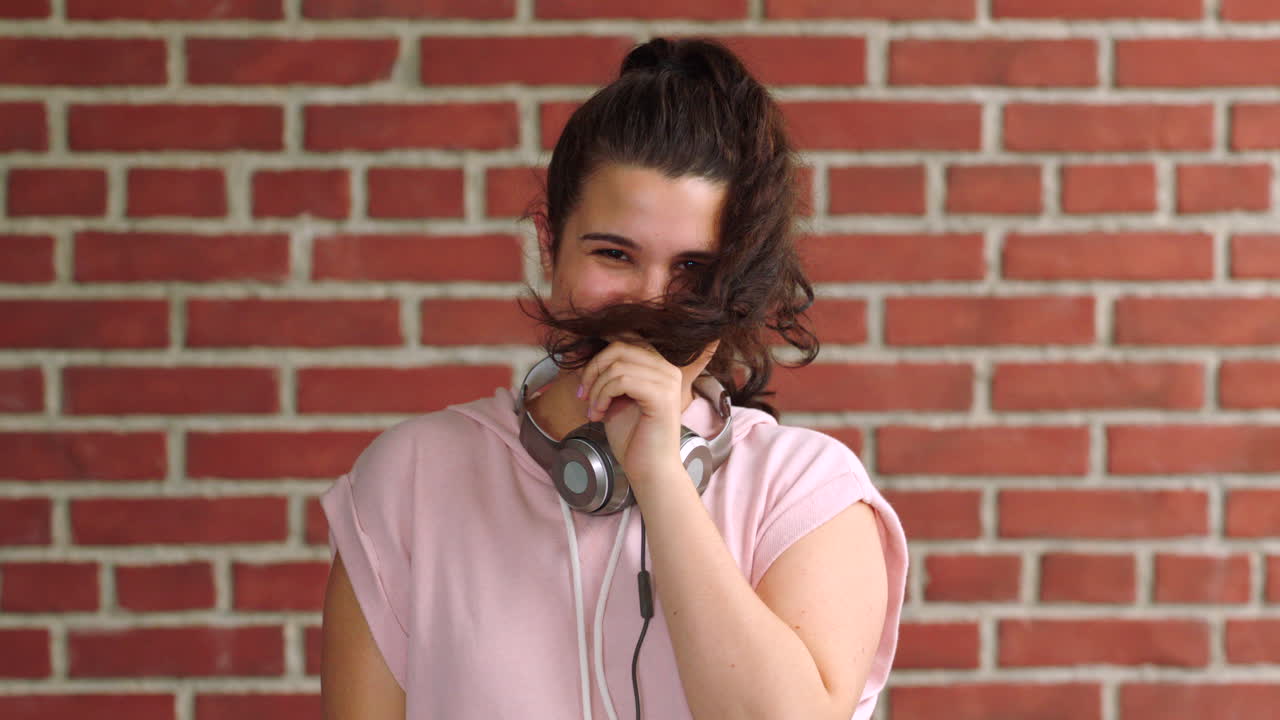 retrato de una mujer alegre de talla grande