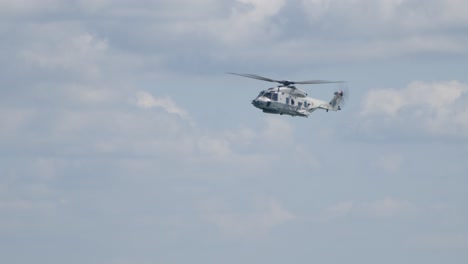 el helicóptero nh90 flota estacionario y se mueve hacia la izquierda - no hay horizonte