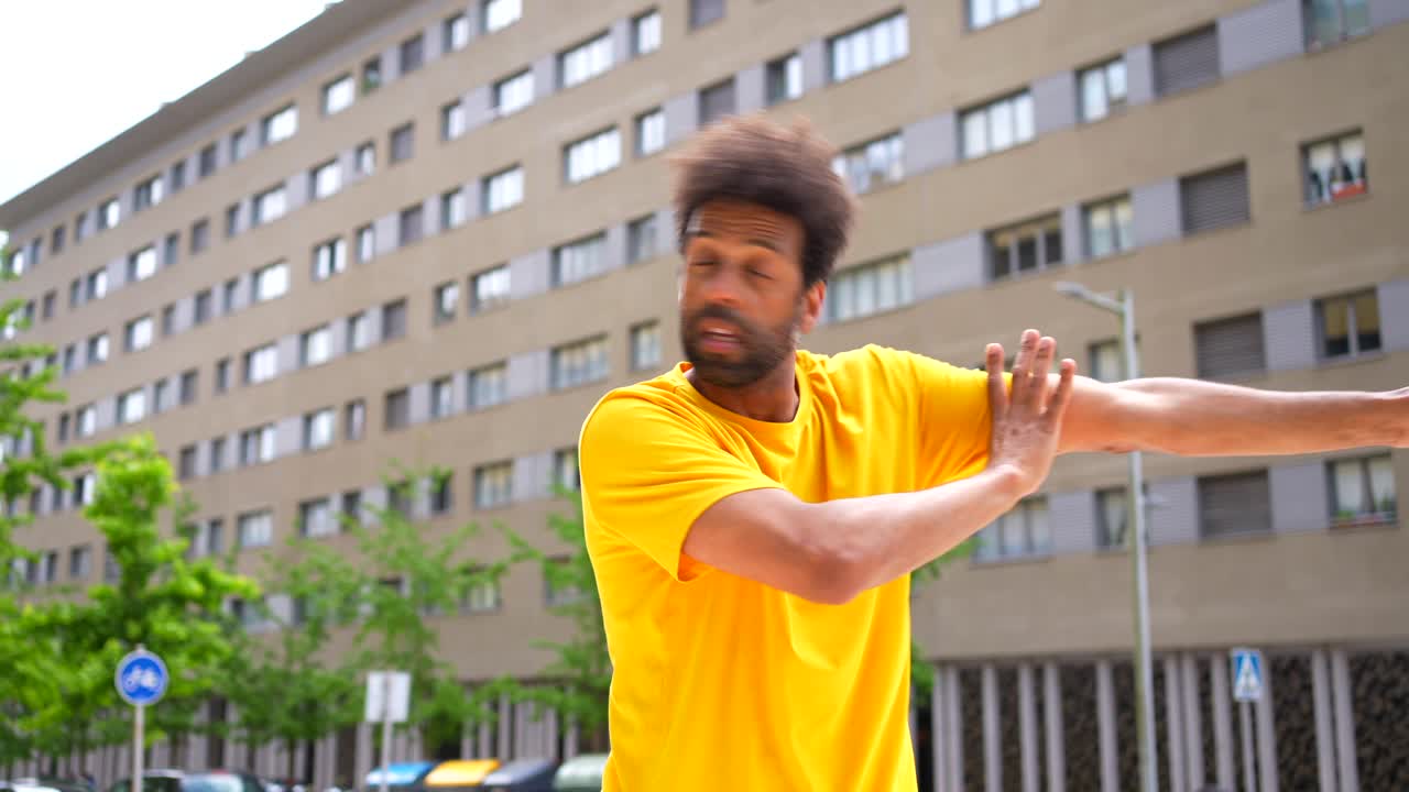 Mand, der danser i byen
