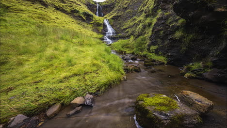 Bewegungszeitraffer-Des-Lokalen-Wasserfalls-Im-Ländlichen-Grashügelgebiet-Von-Gleniff-Horshoe-In-Der-Grafschaft-Sligo-In-Irland
