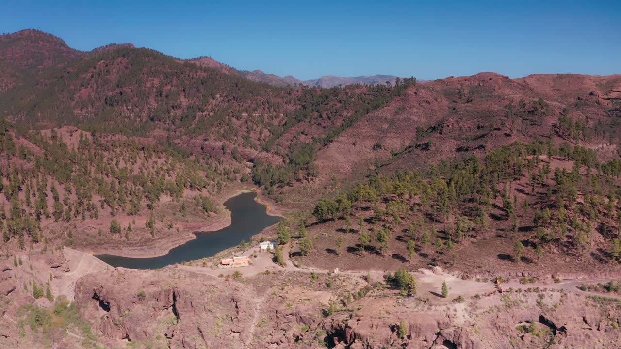 drone aéreo en órbita sobre un embalse de lago en las montañas de gran canaria, españa