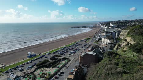 tomada aérea de un dron de hastings, reino unido, tomada de seguimiento amplio de la playa de hastings, el muelle de hastings y la línea costera