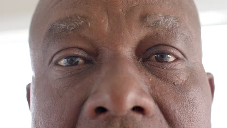 retrato en primer plano de un hombre afroamericano mayor feliz mirando a la cámara y sonriendo en cámara lenta