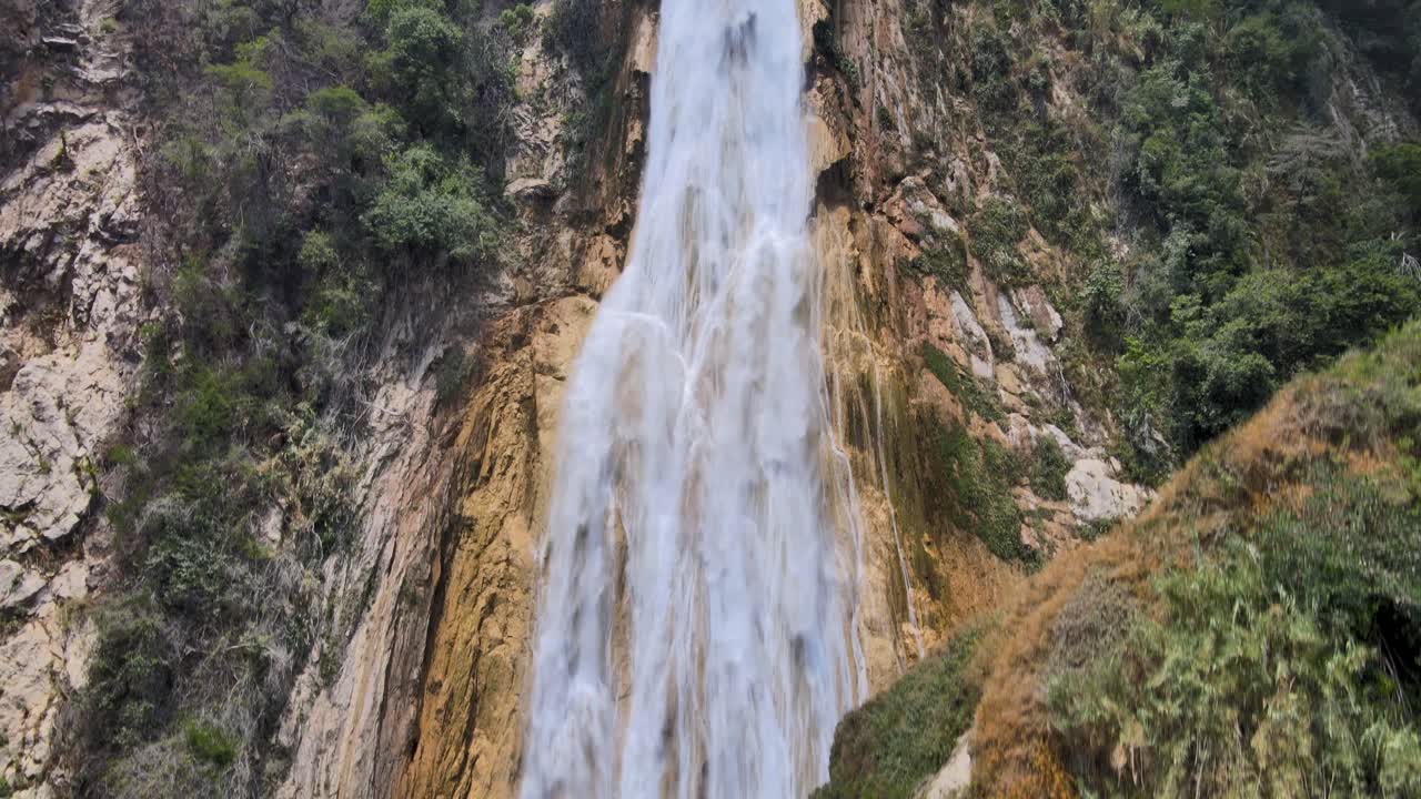 hermosa cascada el chiflon, chiapas, méxico, espectacular toma aérea de 4k en ascenso