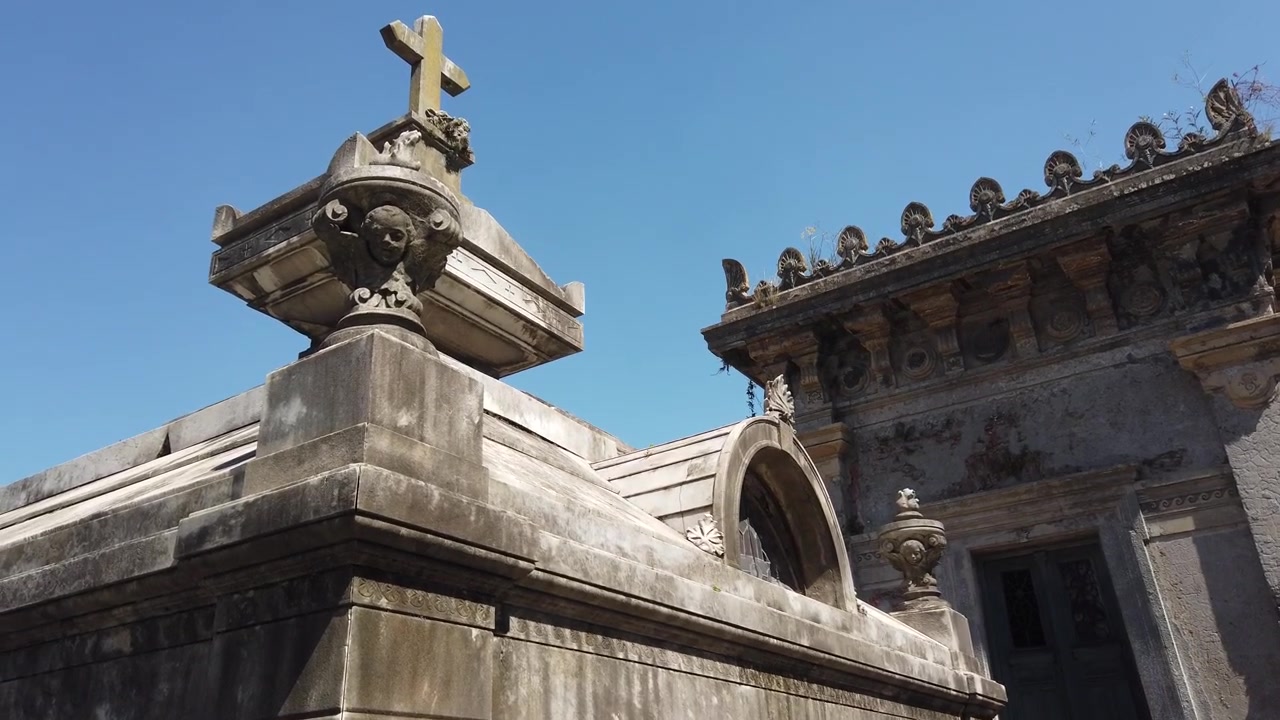 Panoramica di cripta in pietra, lapidi con croce cattolica nel cimitero dell'Argentina