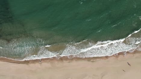 Hermosas-Olas-Del-Mar-Golpeando-La-Orilla---Transición-Aérea-De-Izquierda-A-Derecha