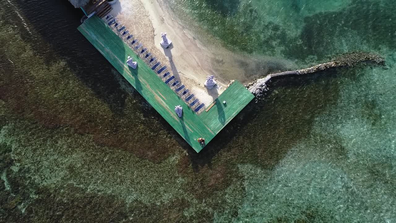 중앙 아메리카의 온두라스 주 베이 아일랜드에 있는 아름다운 키에 있는 도크에서 날아갔다.