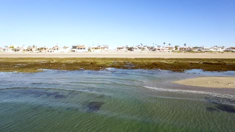 Panorámica-Aérea-Por-La-Playa-Intermareal-Expuesta-Por-La-Marea-Baja,-Punto-Rocoso,-Puerto-Peñasco,-Golfo-De-California,-Océano-Pacífico,-México