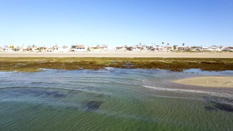 panorámica aérea por la playa intermareal expuesta por la marea baja, punto rocoso, puerto peñasco, golfo de california, océano pacífico, méxico