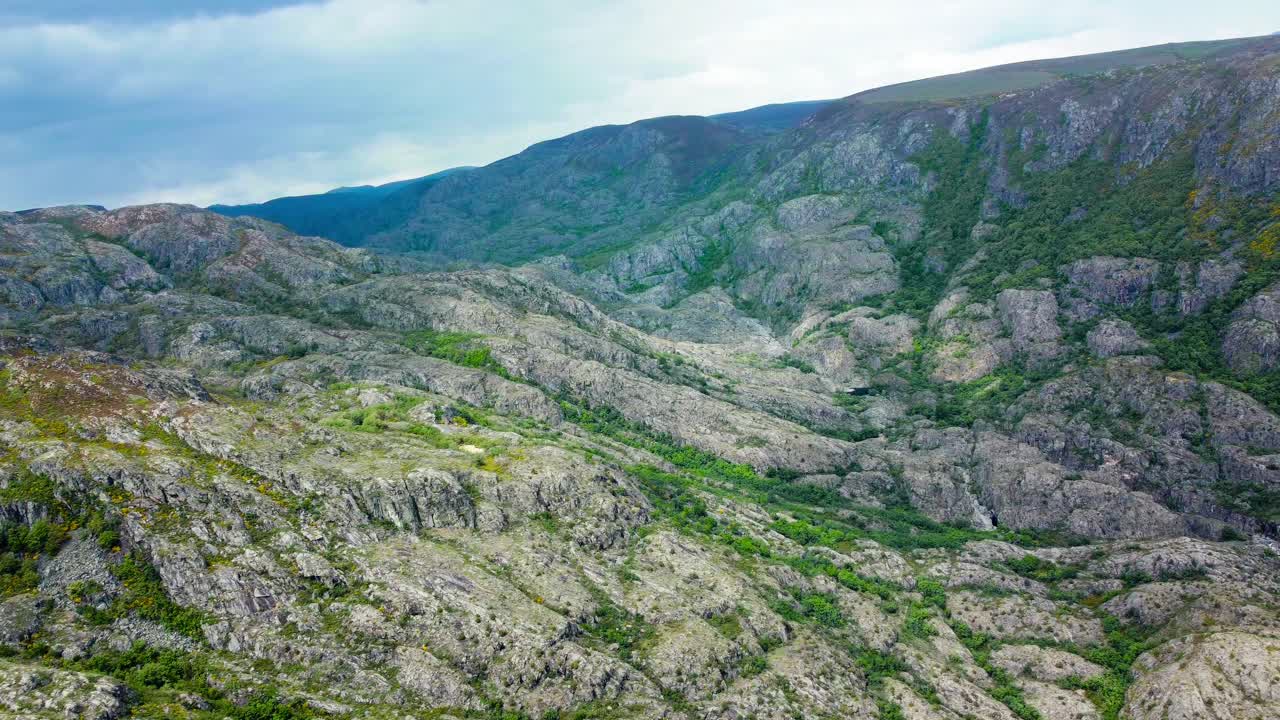 Carrellata aerea del canyon del Rio Tera, vegetazione verde che attraversa la roccia esposta