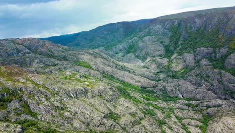 Lufttransport-über-Den-Rio-Tera-Canyon,-Grüne-Vegetation,-Die-über-Freiliegenden-Felsen-Geschnitten-Ist