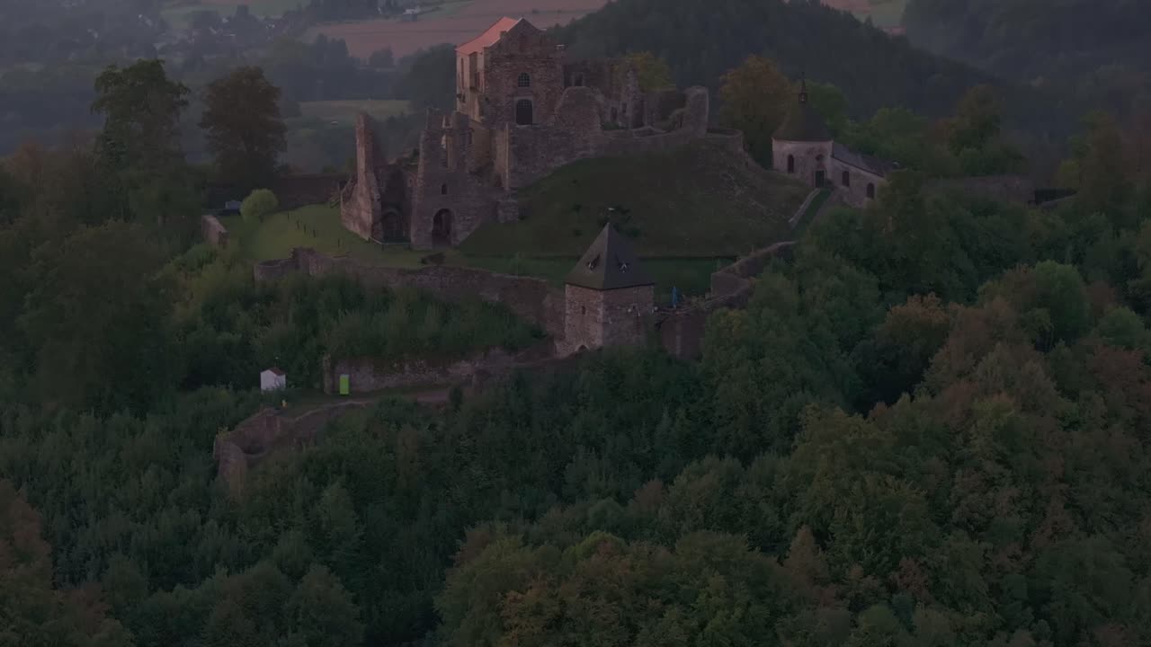 Droneoptagelse af Potstejn Slot, der troner over det bakkede landskab