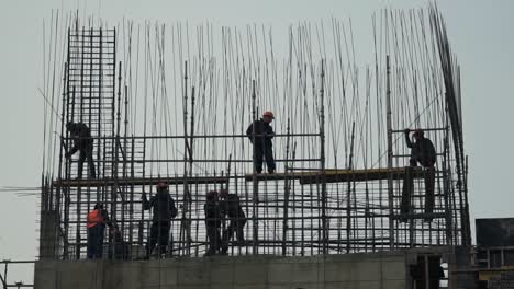 trabajadores de la construcción en andamios