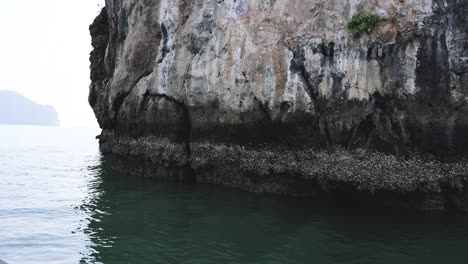 un barco se acerca a una tranquila cueva marina