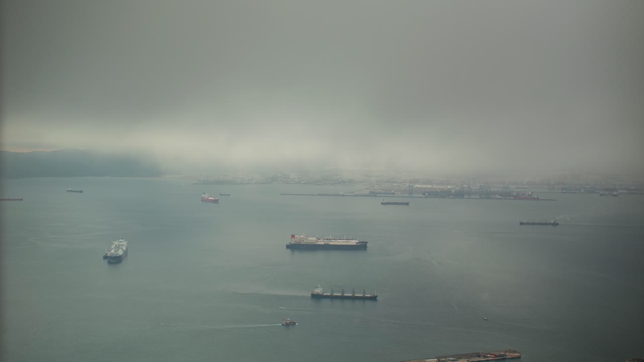 지브롤터 항구 위의 기분 나쁜 안개 날, 타임 스 뷰