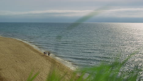 Ruhige-Natur,-Ozeanlandschaft,-Strand.-Menschen,-Die-Am-Ufer-Des-Blauen-Meerwassers-Spazieren.