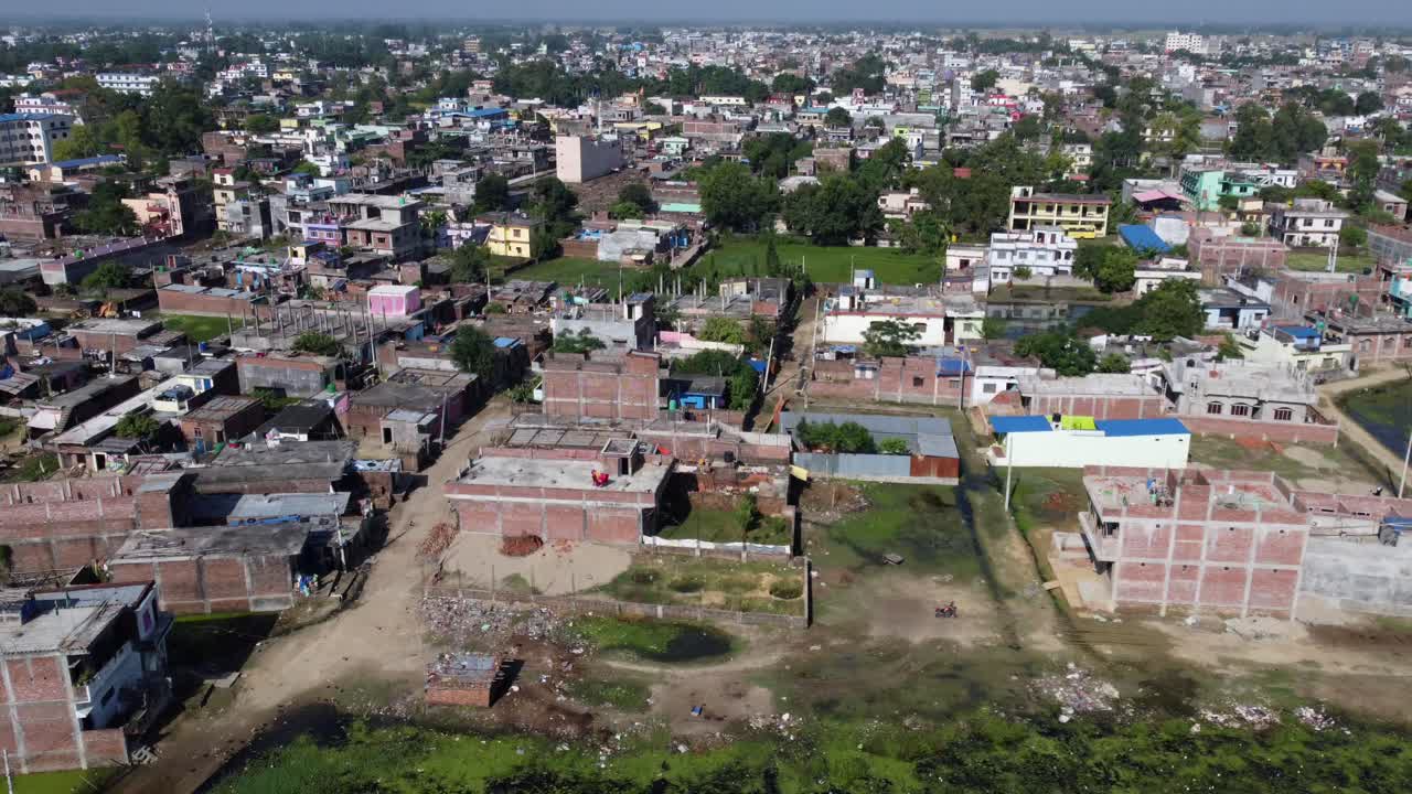 Un volo aereo a bassa quota sopra la città di Nepalgunj nella regione occidentale del Nepal, nella luce serale