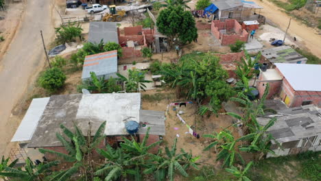 toma aérea de un barrio marginal indígena empobrecido en manaus, brasil