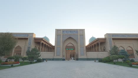 la entrada de la mezquita de asia central.