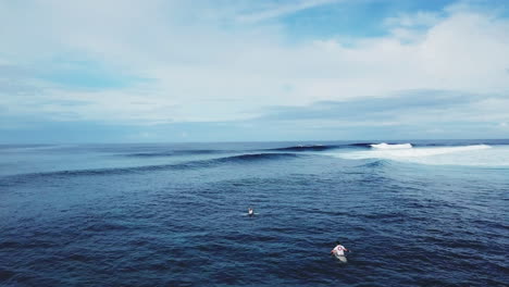 Rollende-Brandungswellen-Drohne-Fidschi-Wilks-Pass-Wolkenbruch-Schwimmbäder-Brandungswellen-Wellen-WSL-Surfer-Nadi-Luftfilmpause-Brandung-Atemberaubender-Ozean-Bewölkter-Morgen-Schönes-Abenteuer-Rückwärtsbewegung