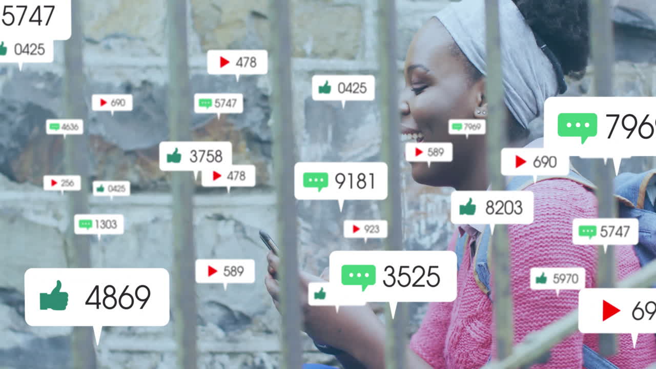 animación del procesamiento de datos de las redes sociales sobre una mujer afroamericana que usa un teléfono inteligente