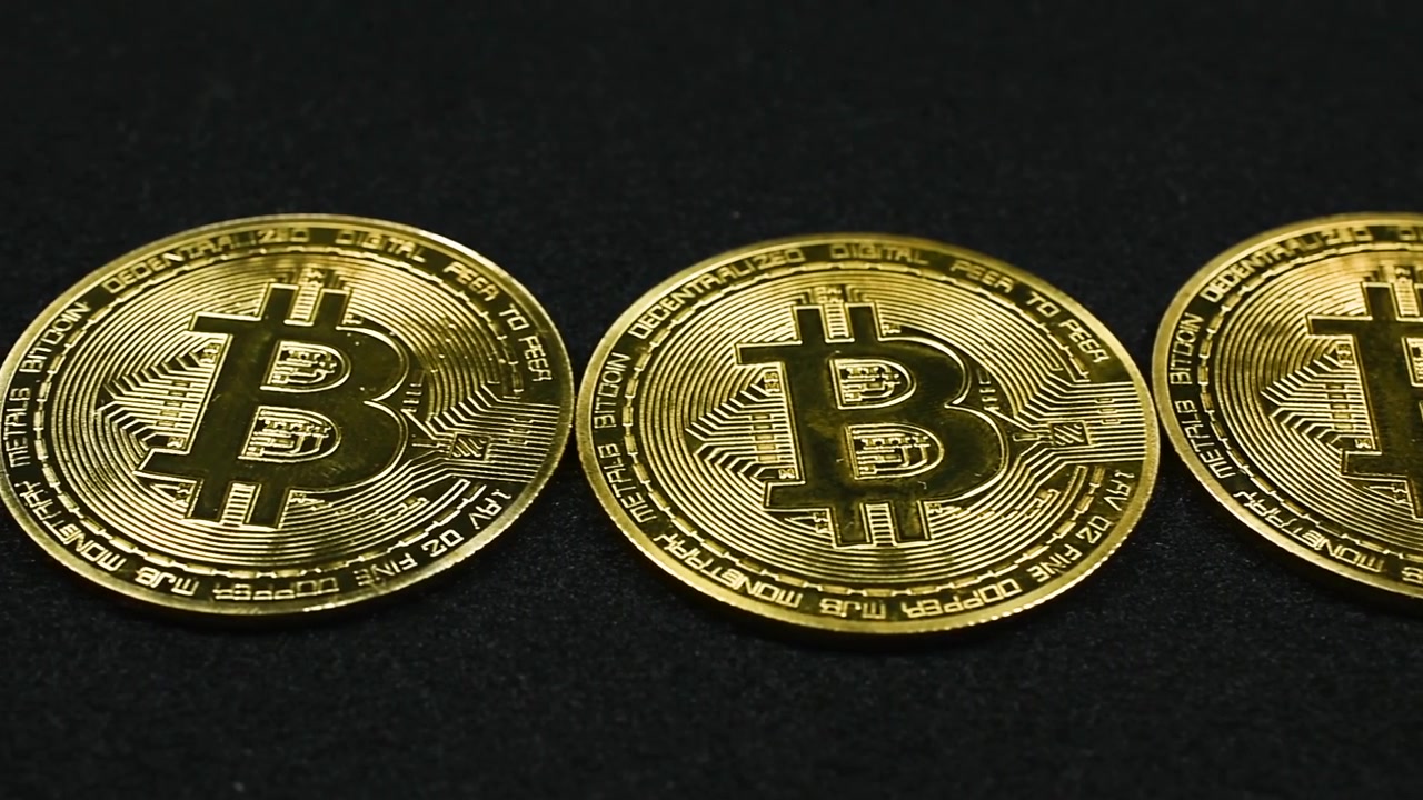 Panoramica su Bitcoin su sfondo nero