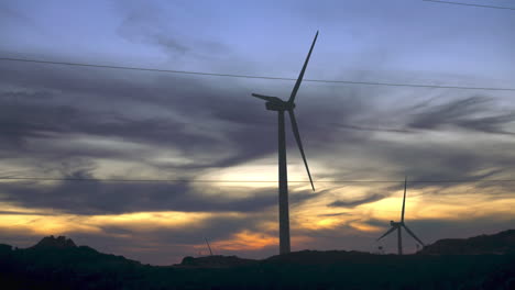 Windkraftanlagen-In-Zeitlupe-Nach-Sonnenuntergang