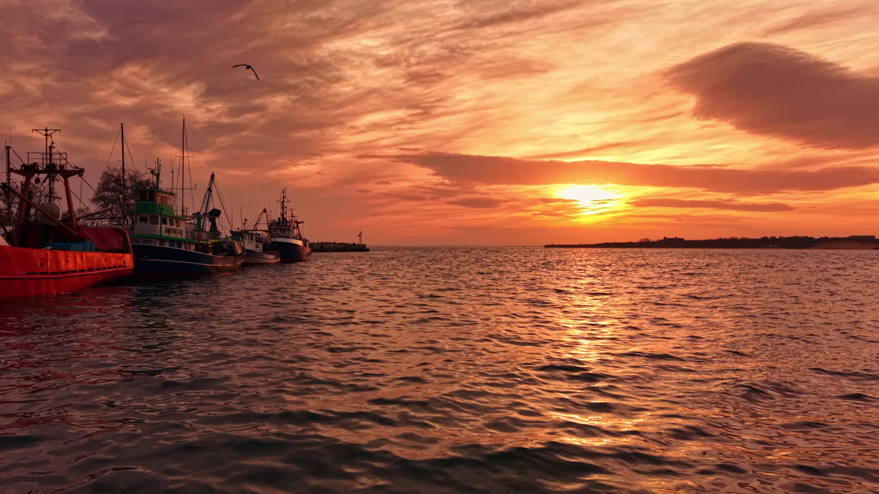 Tramonto sereno su un porto vivace, che cattura i colori vibranti riflessi sulle acque calme mentre le barche ondeggiano dolcemente nella brezza serale
