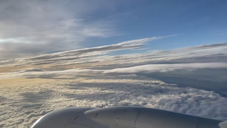 por encima de las nubes suaves, concepto de viaje de ensueño, antena