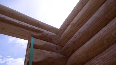 construcción de cabañas de madera en curso