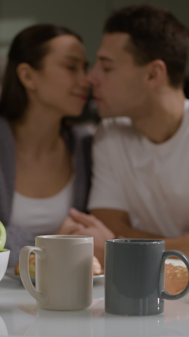 Coppia che si bacia a colazione.