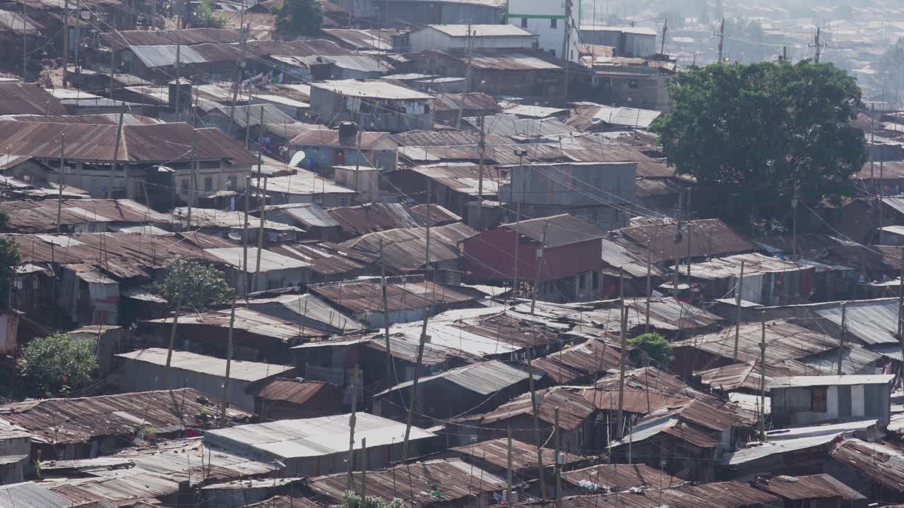 techos de estaño en el barrio pobre de kibera en nairobi